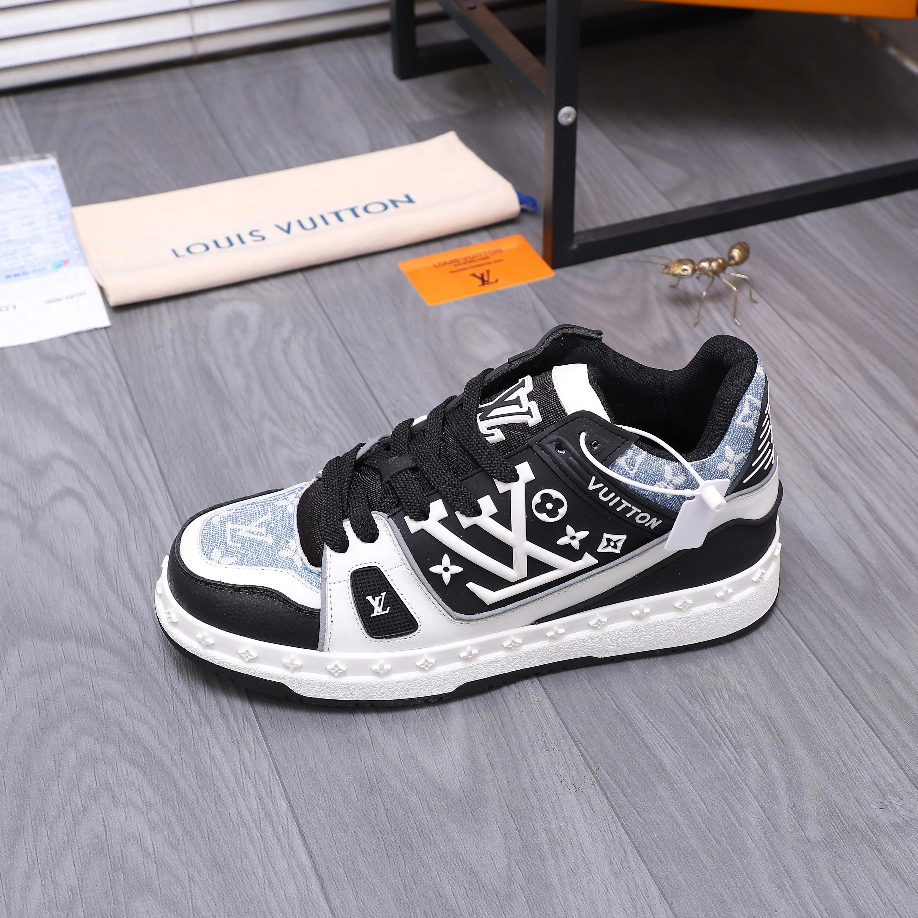 Men's shoes 💰p600 Product trademark: LV "Louis Vuitton" casual lace-up men's shoes Regular size: 38-44 Product material: Selected classic denim woven pattern splicing cowhide upper Breathable mesh lining Original rubber outsole